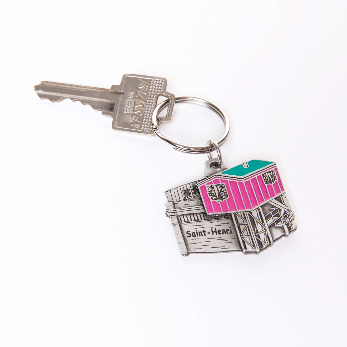 little pink pewter keychain with key, lifestyle, Maison rose, porte-clef, saint-henry, gift, souvenir