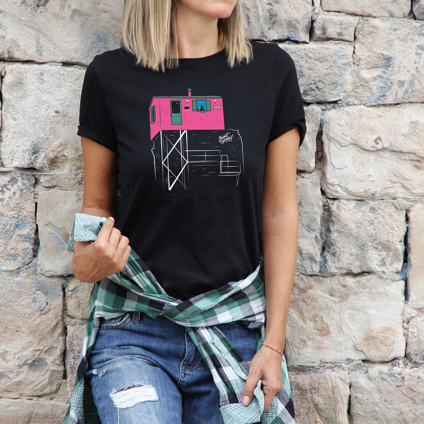 woman wearing little pink t-shirt, tee, shirt, black t-shirt, saint-henri
